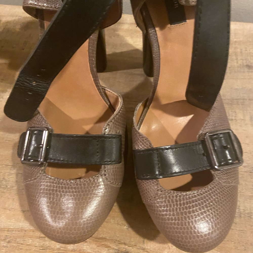 Most beautiful pair of shoes . Never used !!